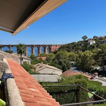 Apartment Mezzanine Climatise Proche Avec Terrasse Et Parking A Saint-raphael - Fr-1-226a-162 *